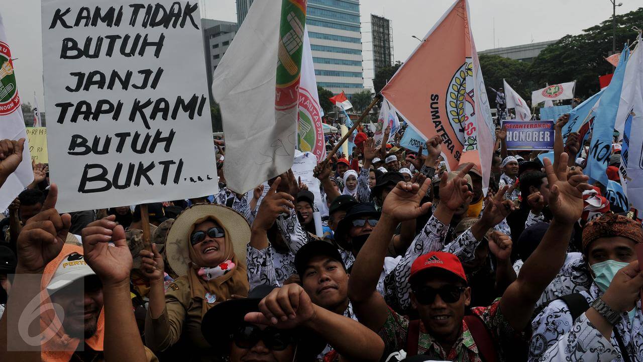 Potret Kehidupan Guru Honorer di Sekolah Negeri: Dedikasi Tanpa Batas Guru Honorer di Indonesia