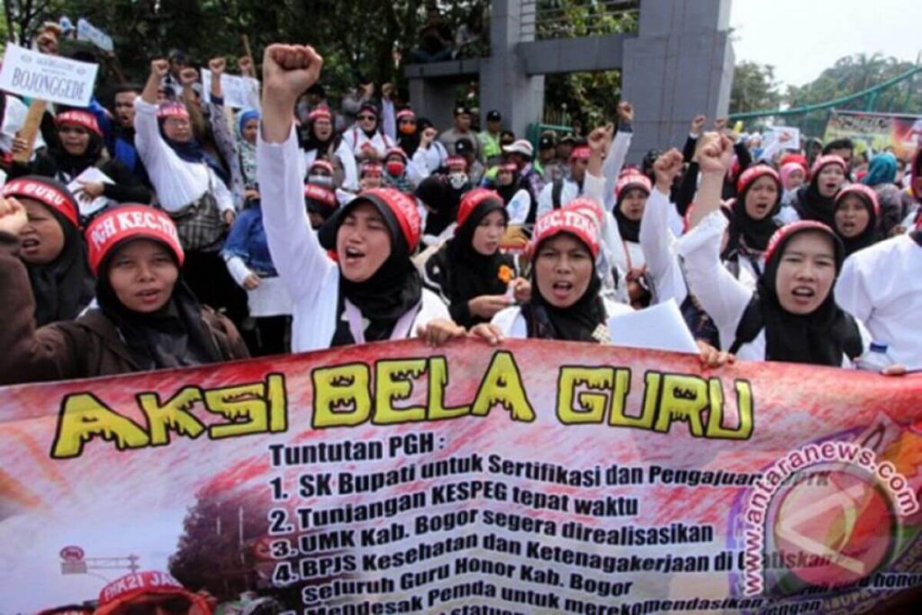 Perjuangan Guru Honorer di Tengah Keterbatasan Gaji: Kisah Nyata Guru Honorer di Indonesia yang Tetap Mengabdi