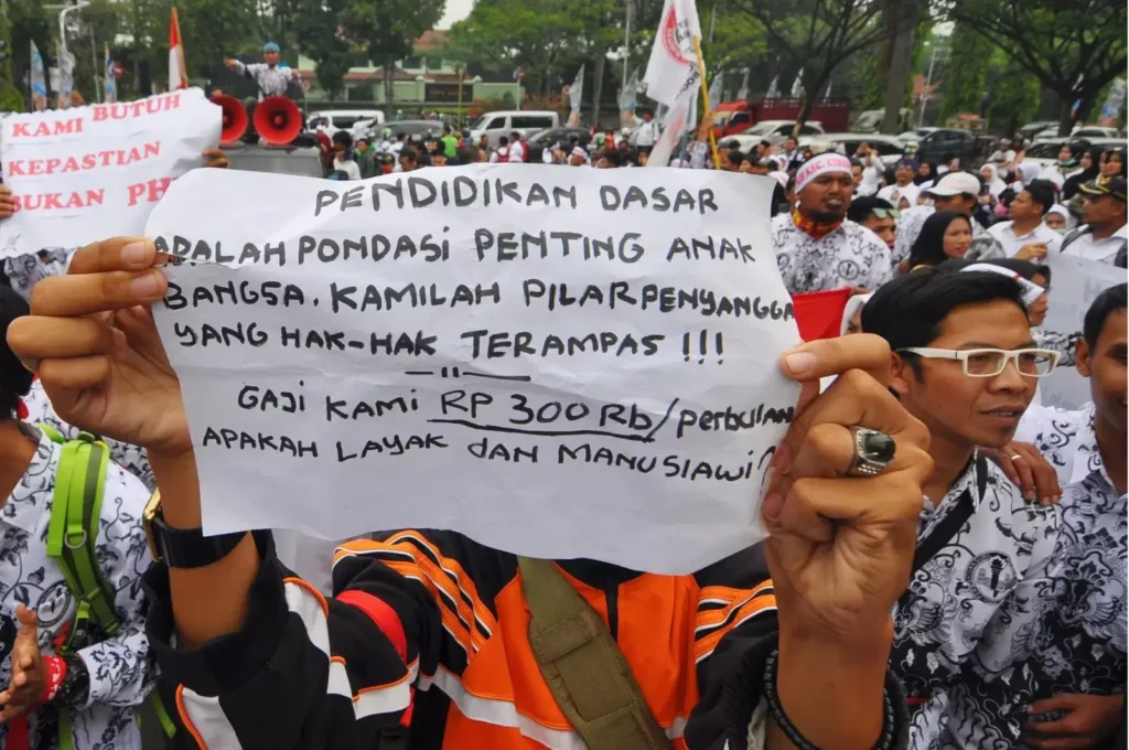 Perjuangan Guru Honorer di Masa Pandemi: Kisah Tangguh Guru Honorer di Indonesia Mengajar di Tengah Krisis