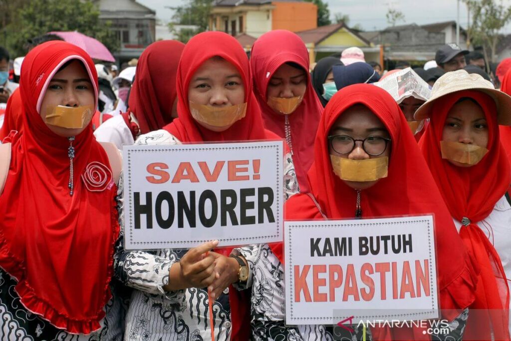 Peran Guru Honorer dalam Dunia Pendidikan: Kontribusi Besar Guru Honorer di Indonesia yang Sering Terlupakan